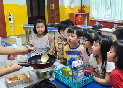 On school holidays, the teacher takes the children to do Roti Plantat